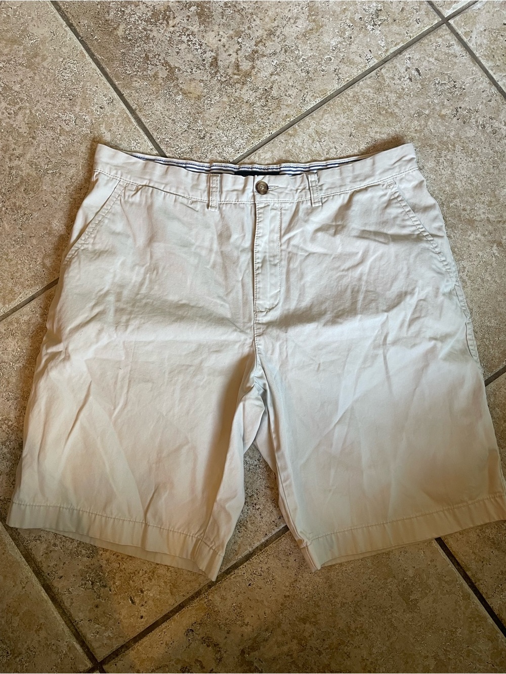 Tommy Hilfiger Men's Flat Front Chino Shorts in Light Cream
